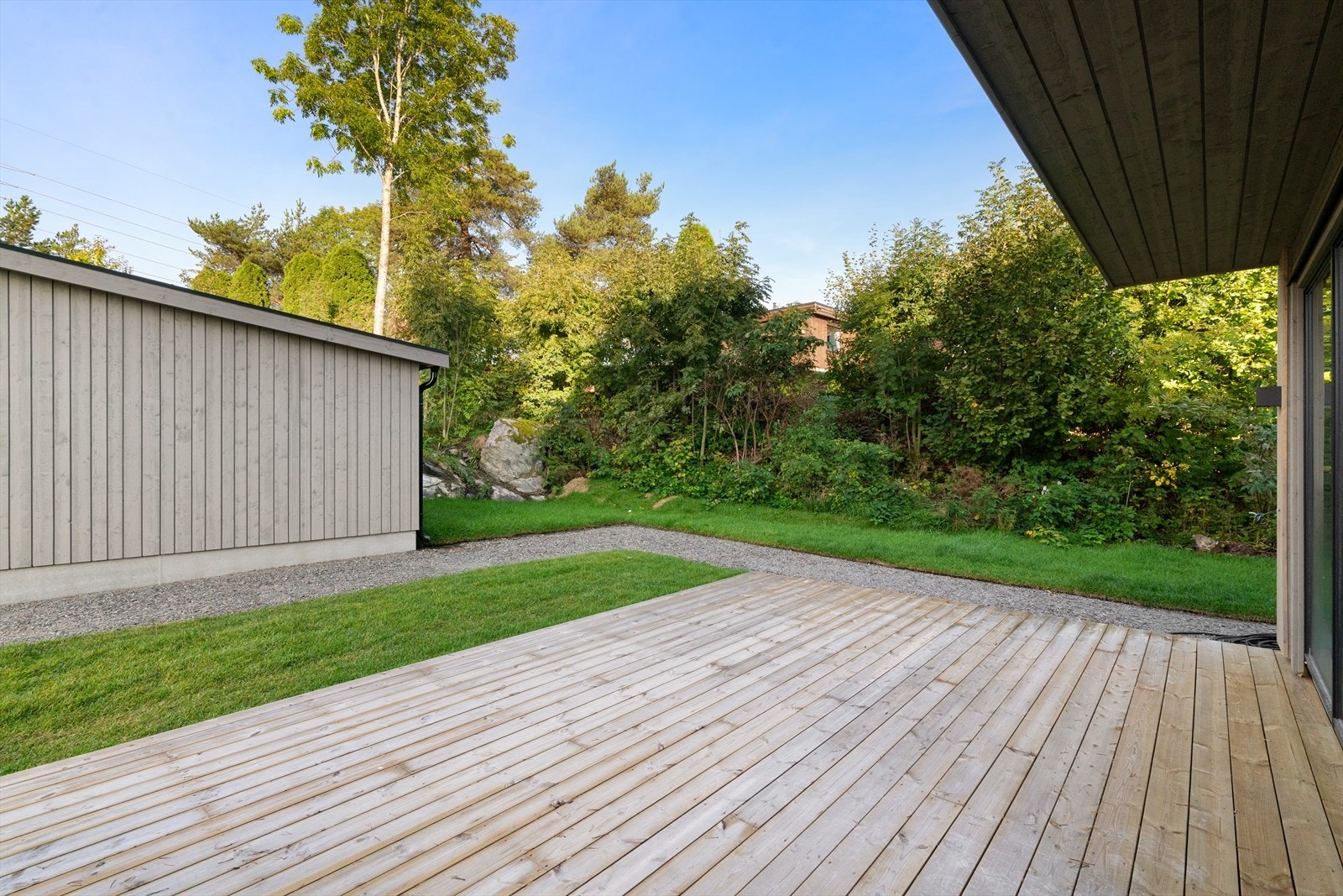 Frodig og fint utsyn rundt boligen. Galleribilde