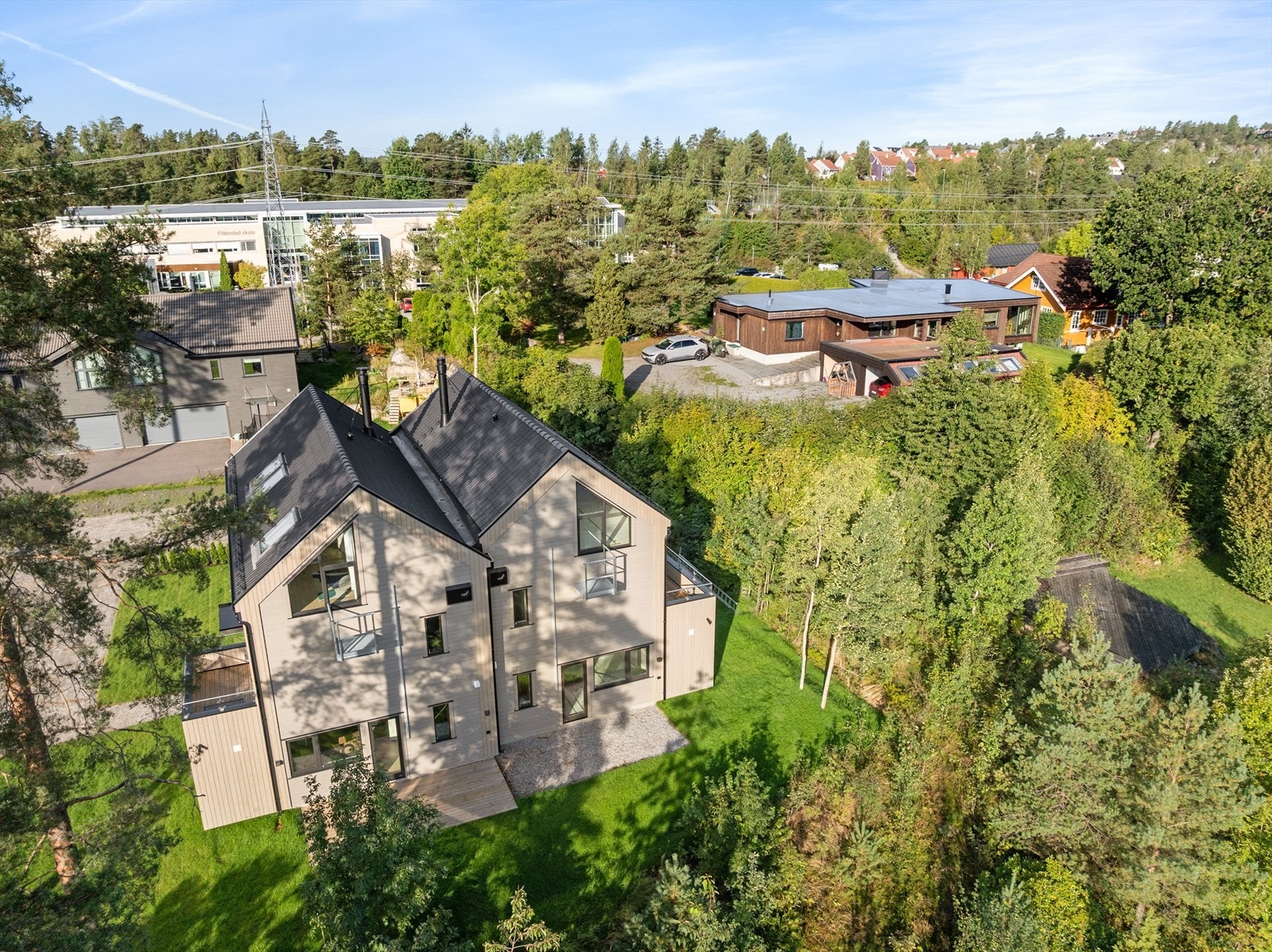 En arkitekttegnet og moderne tomannsbolig oppført i 2025. Galleribilde