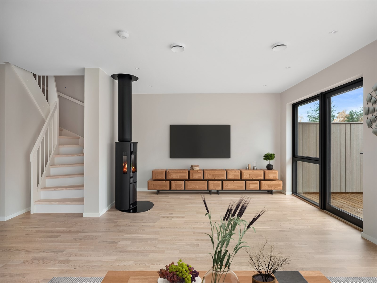 I stuen er det god plass til sofagruppe med tilhørende sofabord og tv-møblement. Bildet er digitalt stylet. Galleribilde