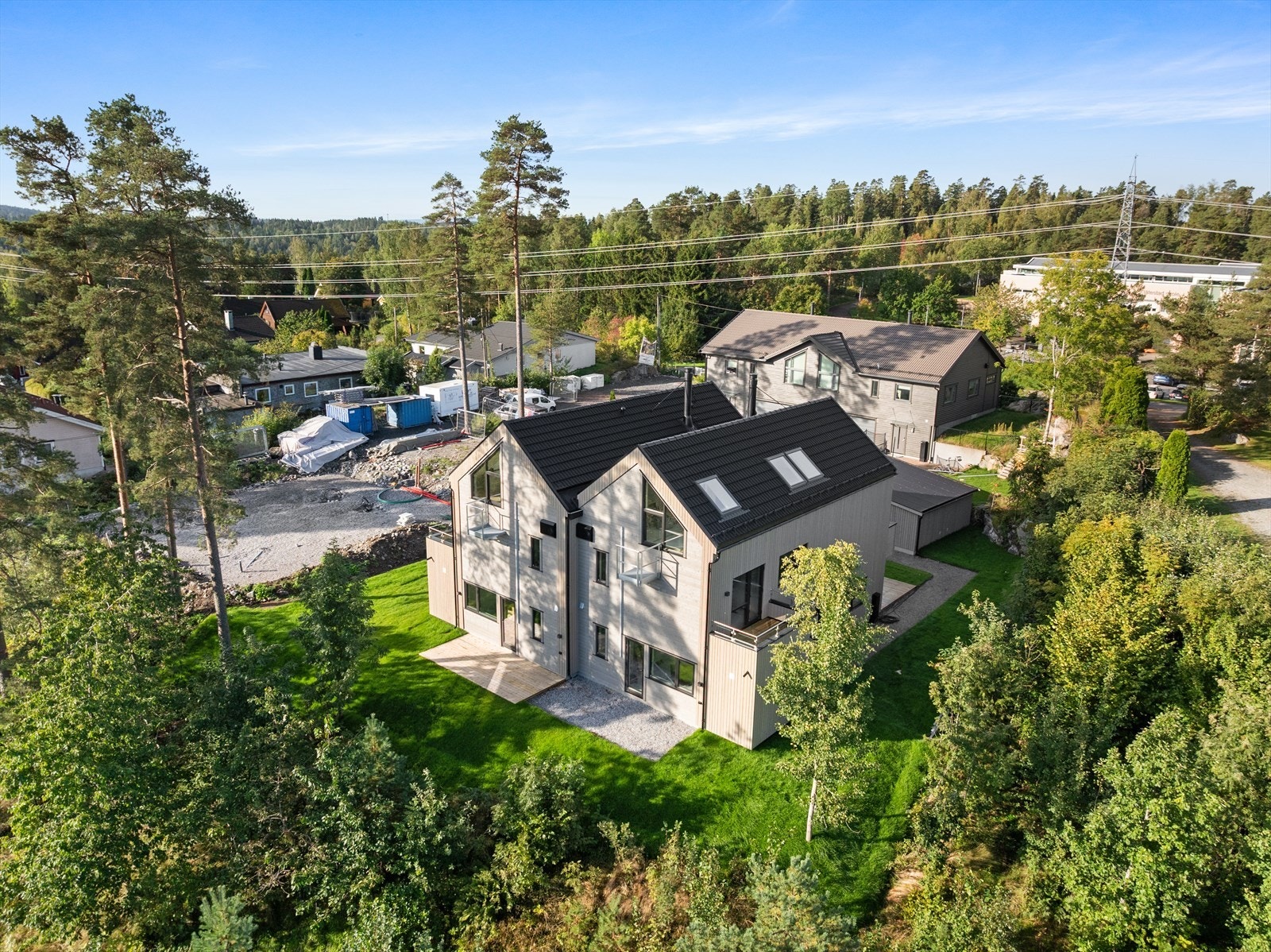 Rundt boligen er det pent opparbeidet med plen. Galleribilde