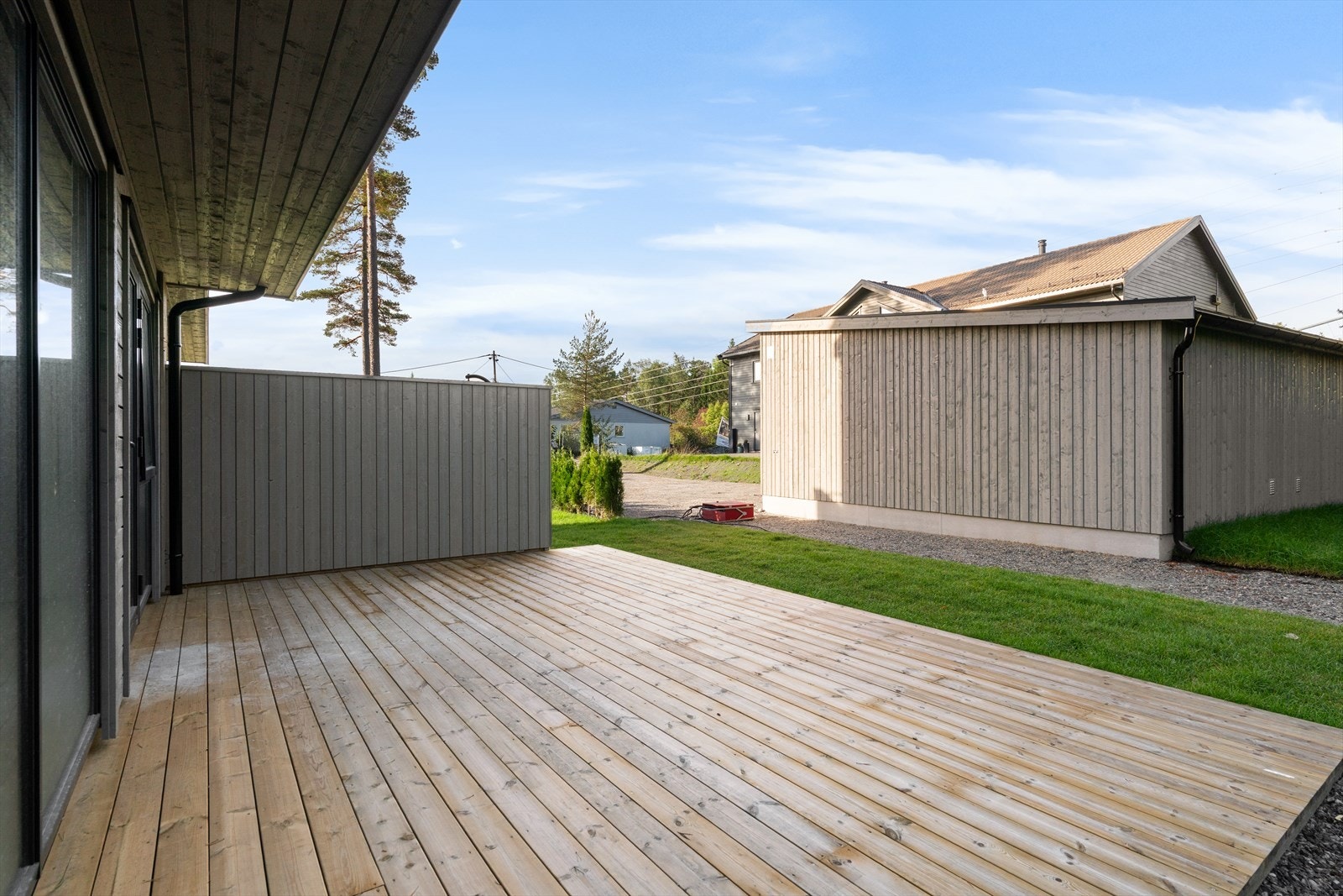 Rundt boligen er det flere, solrike utplasser. Galleribilde