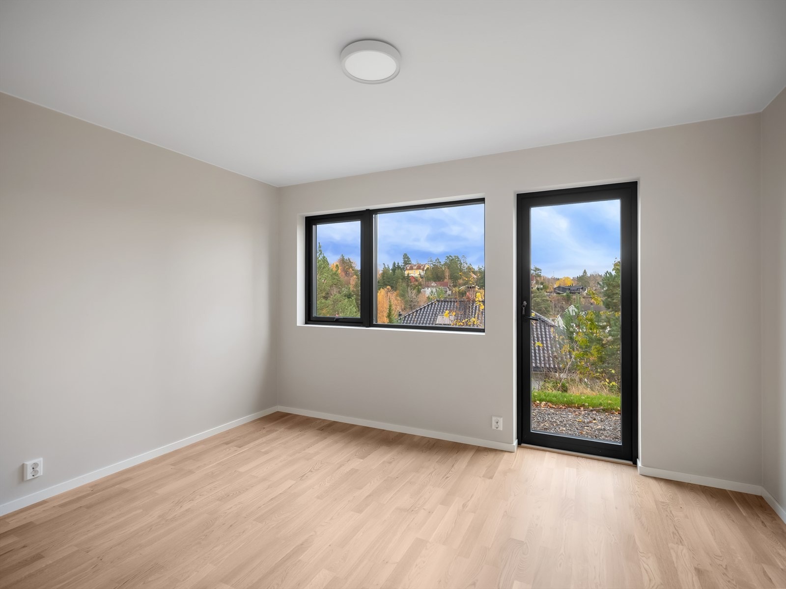 Det er god plass til dobbeltseng med nattbord på hver side. Galleribilde