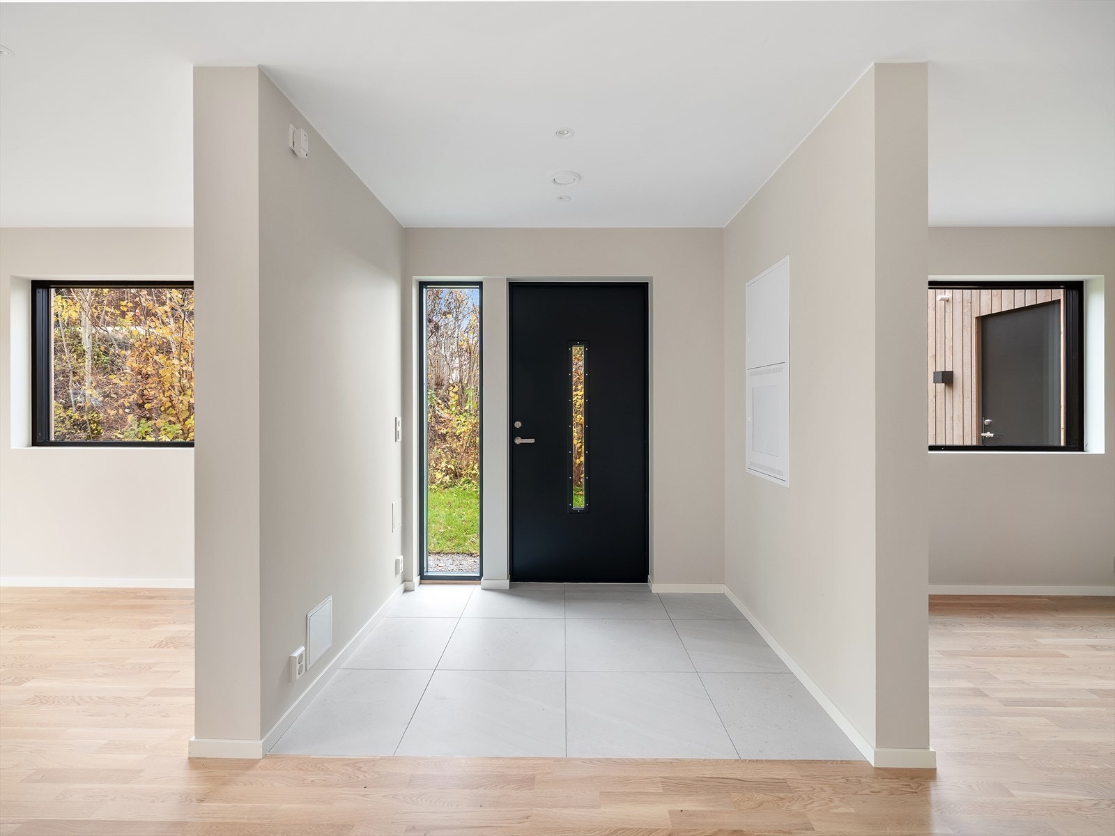 I boligen møtes du av en lys og gjennomført gang som gir et umiddelbart godt førsteinntrykk. Det er god plass til knagger og skohylle for oppbevaring av yttertøy. Galleribilde