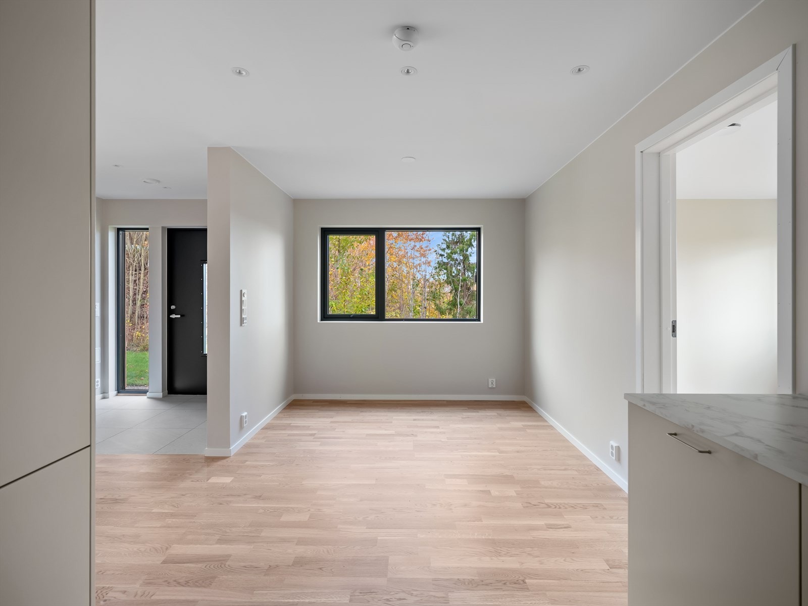 På kjøkkenet er det god plass til stort spisebord. Galleribilde