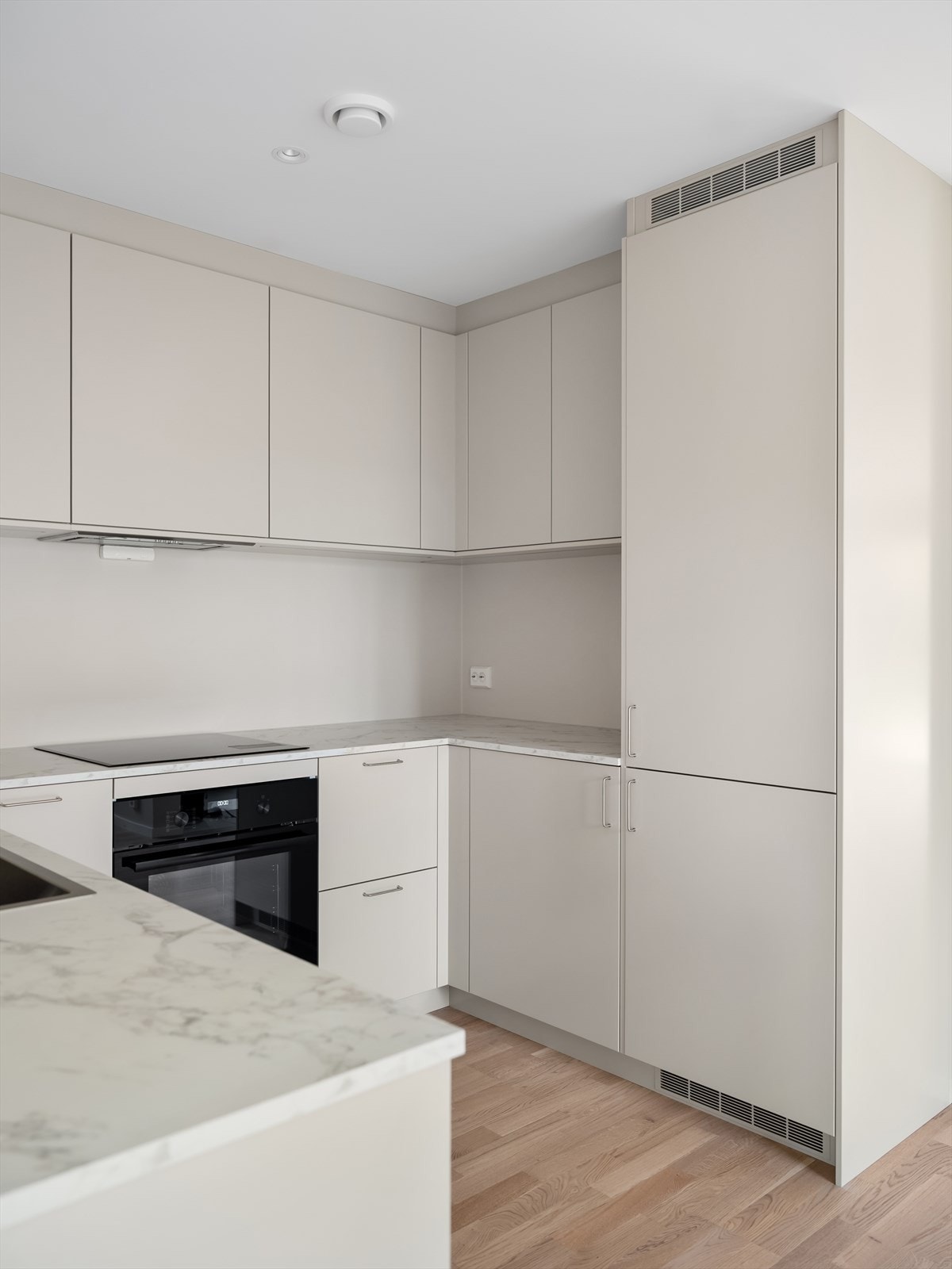 Det er integrerte hvitevarer med komfyr, oppvaskmaskin, platetopp og kjøleskap. Galleribilde