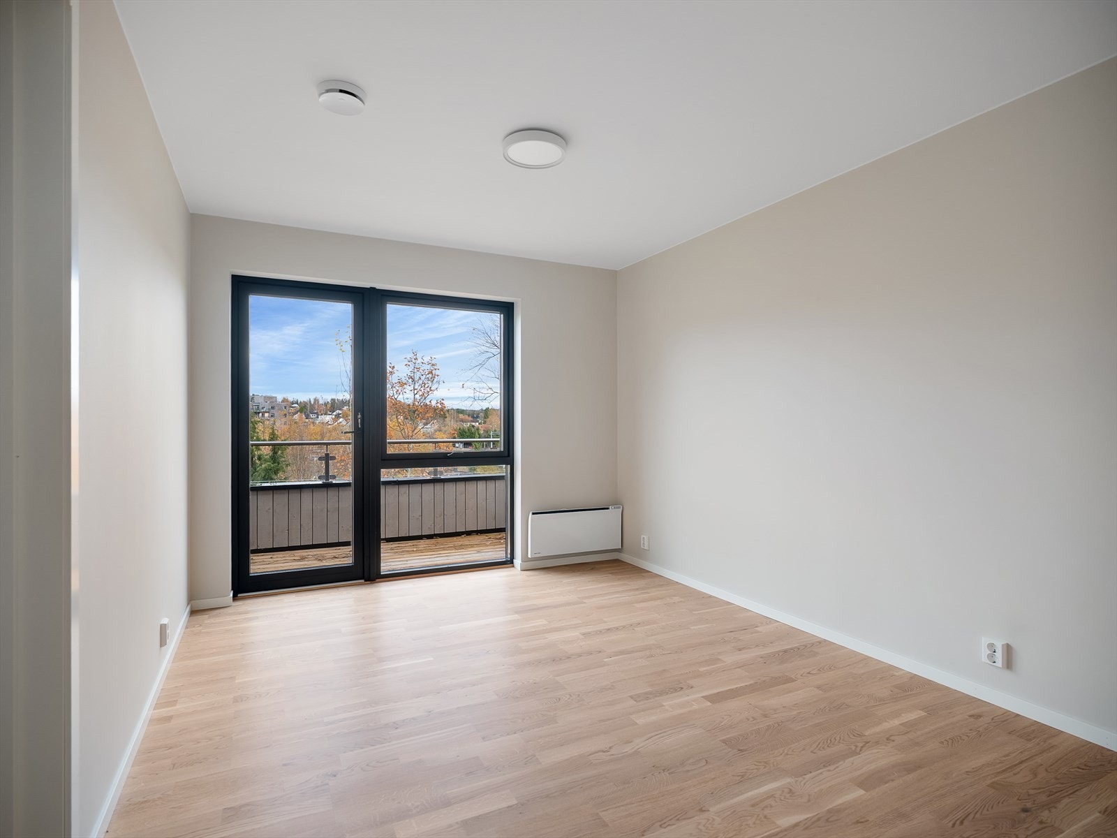 På det største soverommet er det god plass til dobbeltseng, nattbord og garderobeskap. Galleribilde