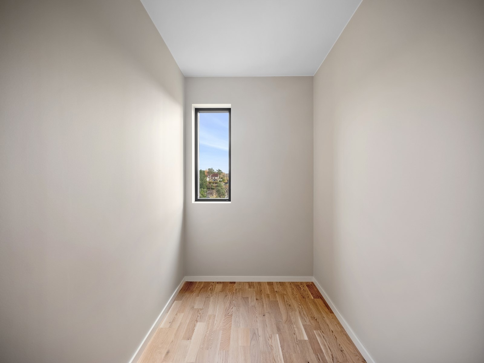 Her kan det fint innredes med både skap og kommode for oppbevaring. Galleribilde