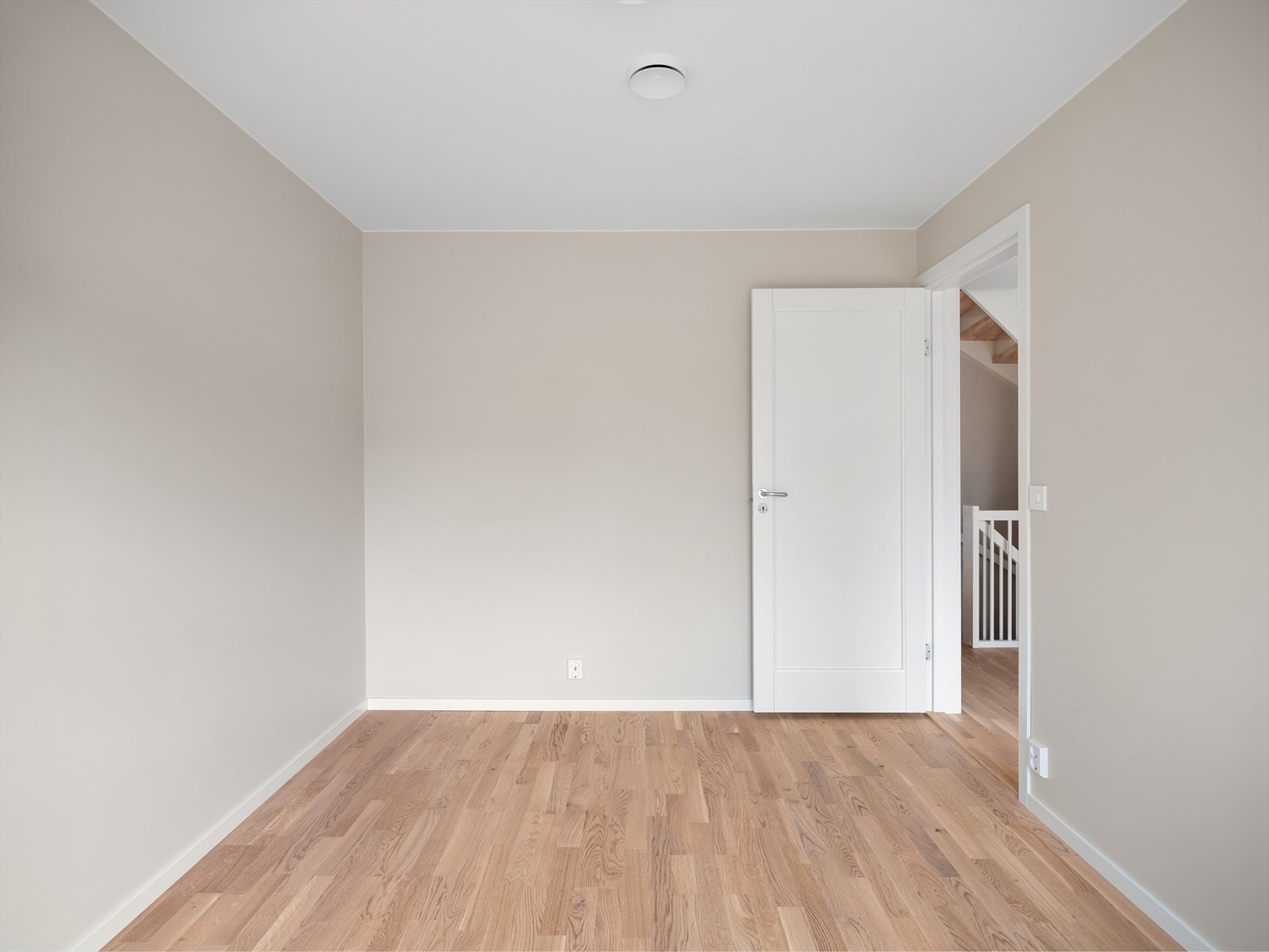 Rommene har god plass til både seng, skrivepult og skap. Galleribilde