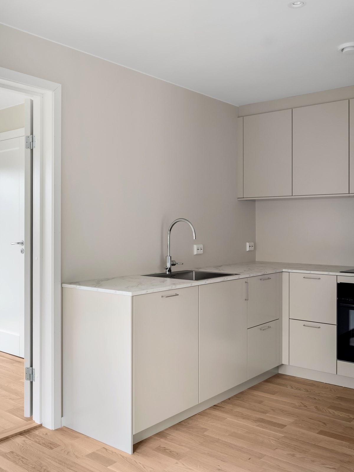 Moderne innredning med glatte fronter og benkeplate i laminat. Galleribilde