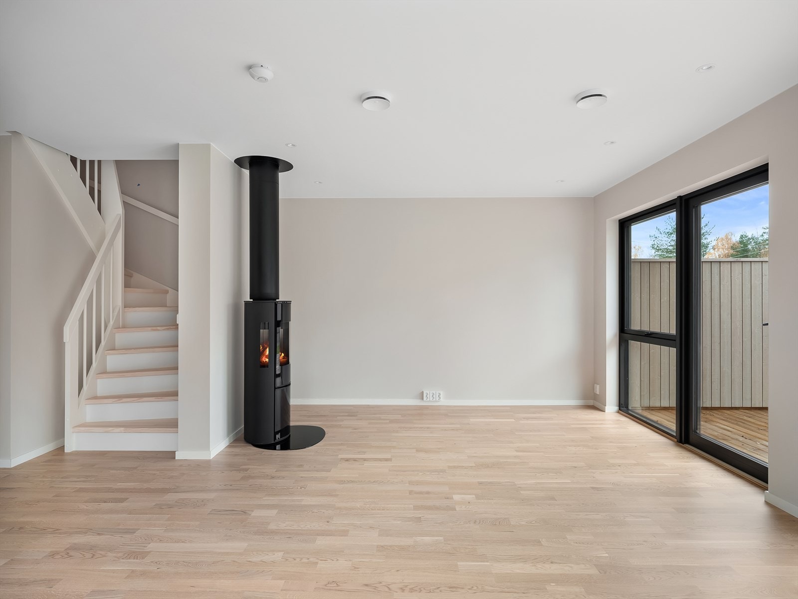 Rommet har generøse vindusflater fra gulv til tak som gir godt innslipp av naturlig lys. Galleribilde