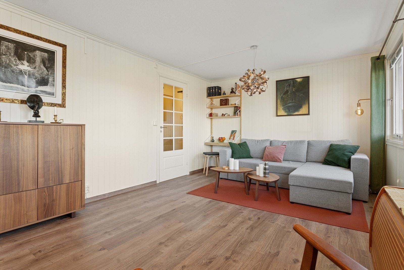 Romslig og god stue med plass til både sofagruppe og spisestuebord. Galleribilde