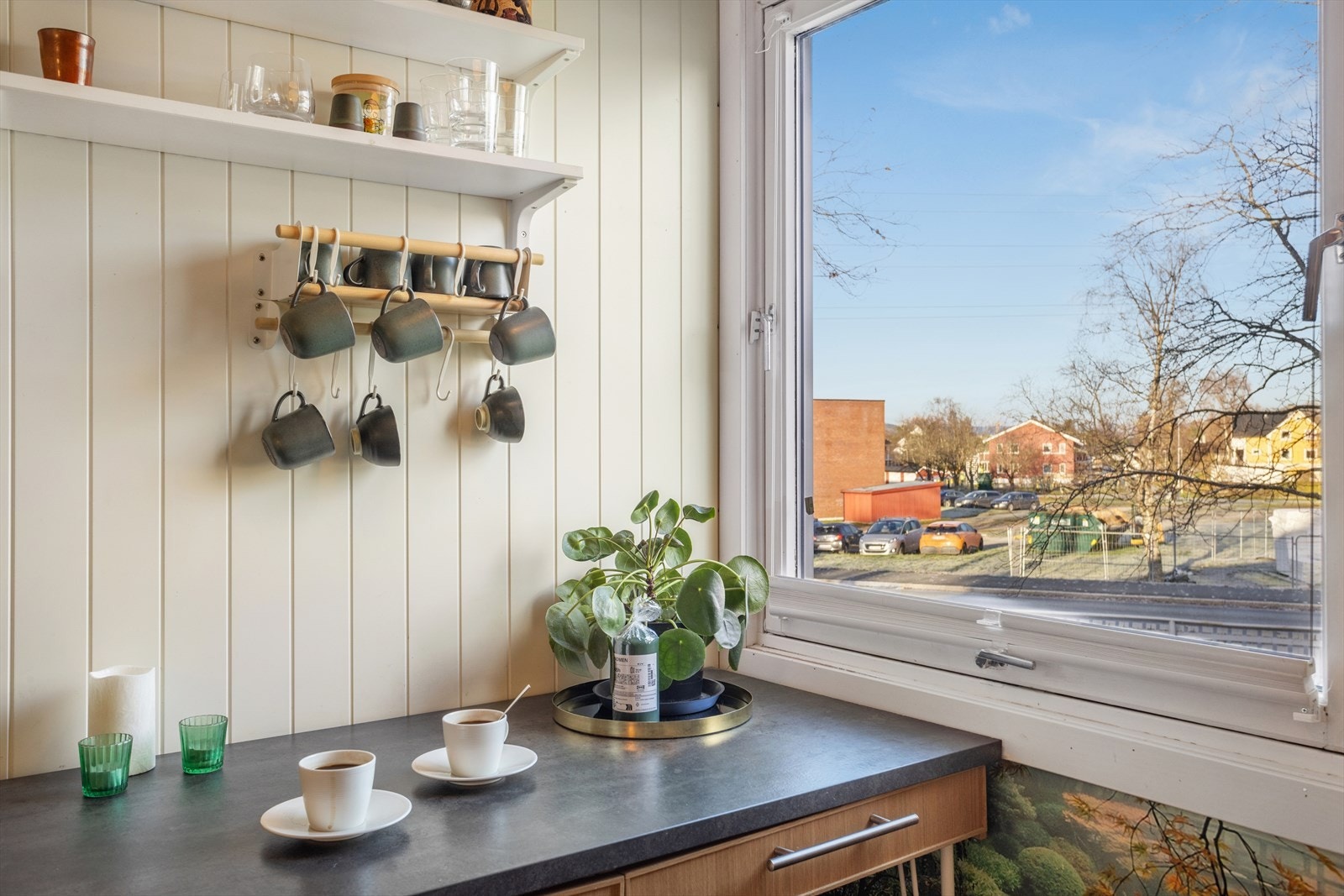 Utsikt fra spisebordet på kjøkkenet Galleribilde