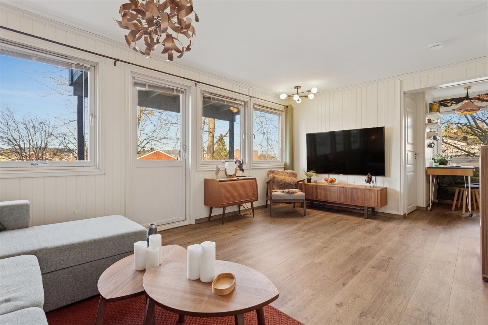 Plass til både sofagruppe og spisestuebord. Galleribilde