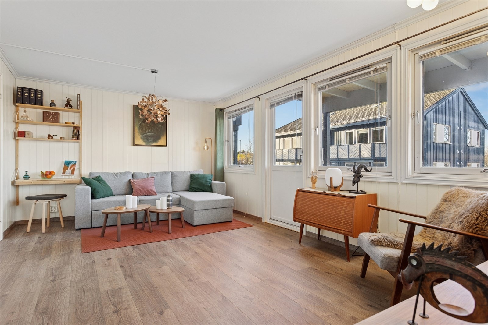 Romslig og god stue med gode vindusflater for naturlig lysinnslipp Galleribilde