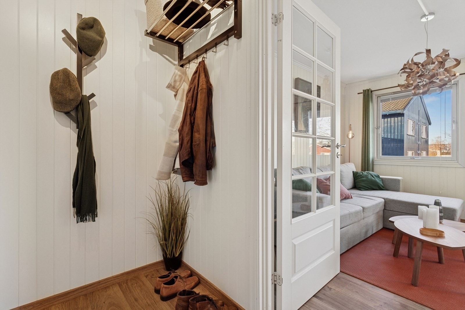 Entré med plass for ytterklær og sko Galleribilde