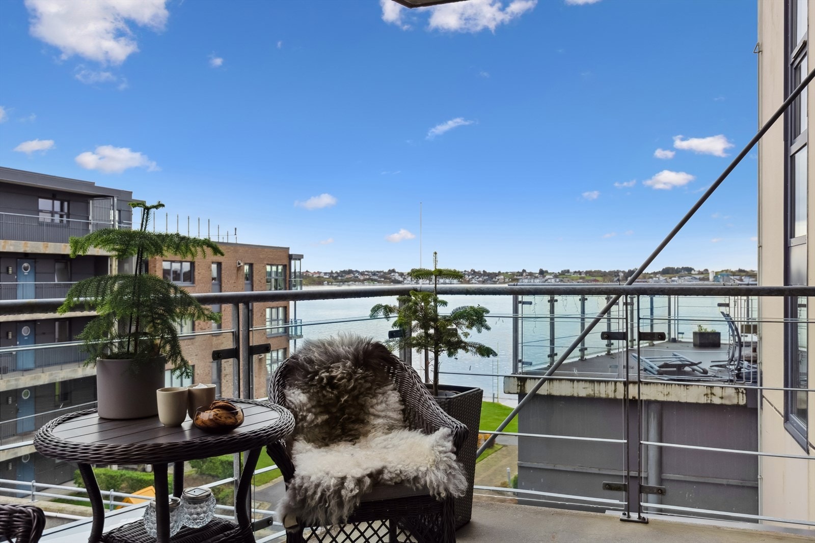 Her kan man sitte å nyte utsikten over Norges mest trafikerte skipsled - Karmsundet. Galleribilde