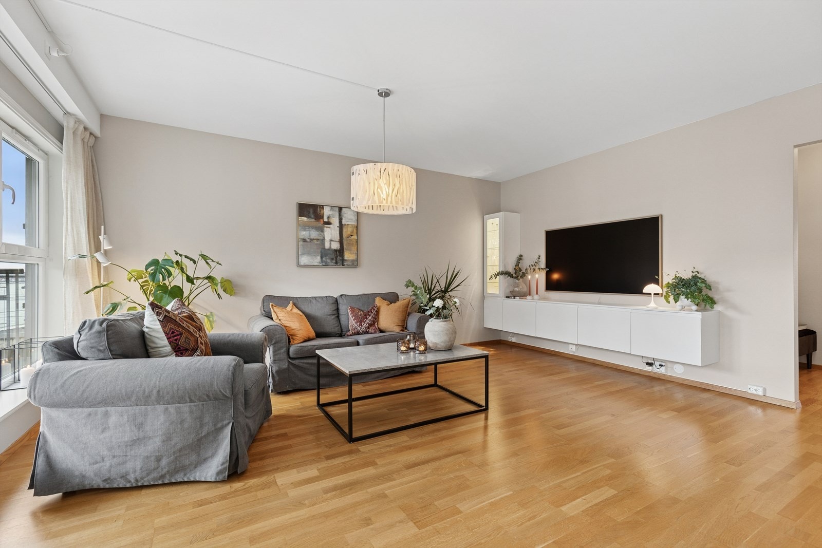 Det er god plass til både sofagruppe, TV-løsning og ekstra møbler, noe som gjør rommet fleksibelt og enkelt å innrede etter behov Galleribilde