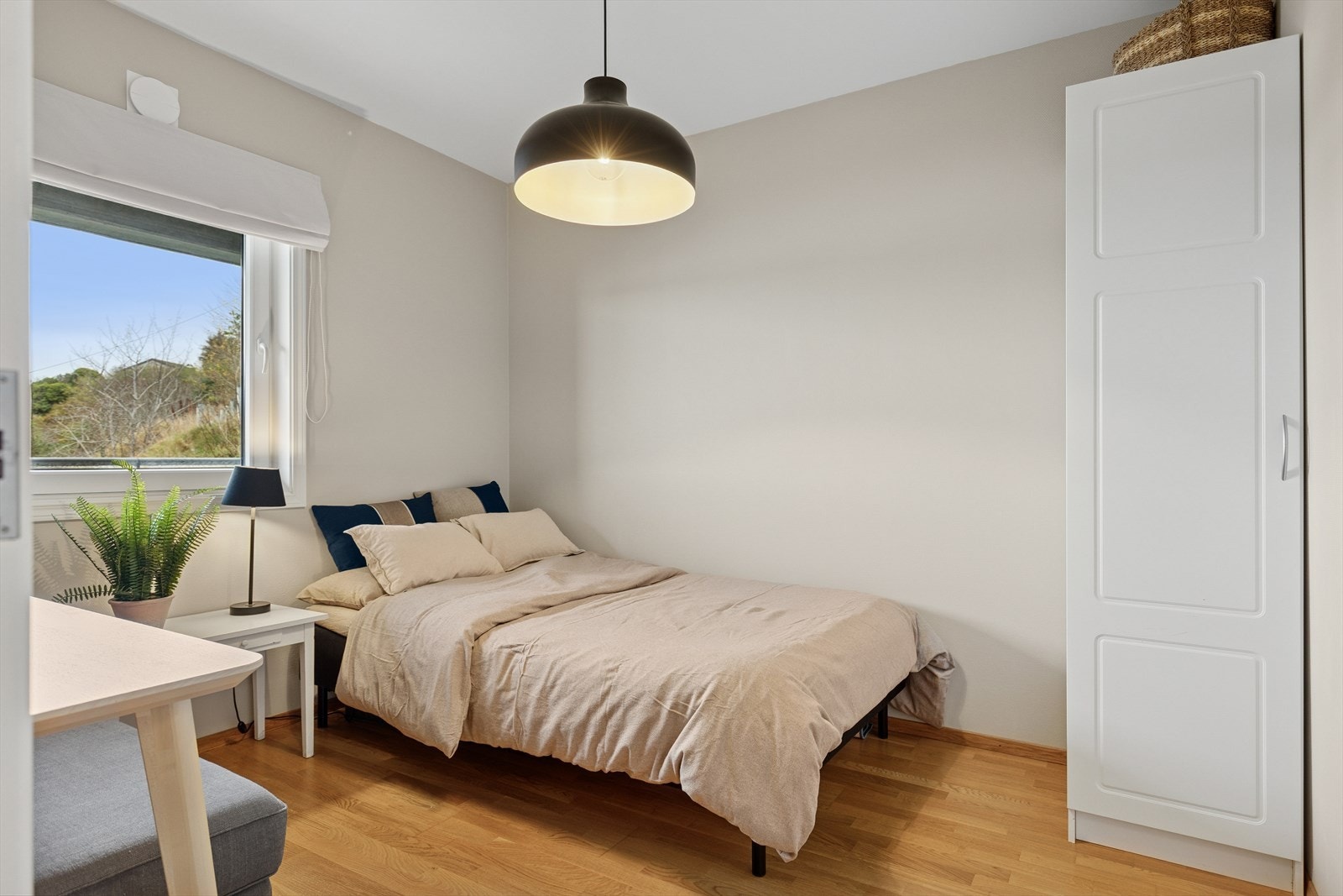 Lyst soverom med plass til dobbeltseng og garderobe. Store vinduer gir godt dagslys og en behagelig atmosfære. Galleribilde