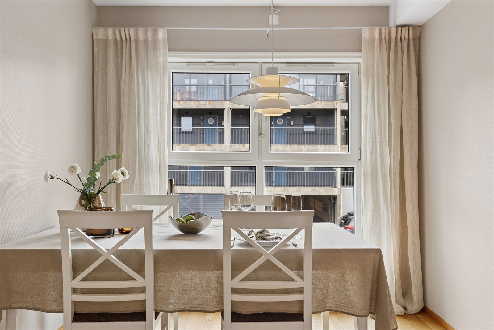 Spiseplassen ligger ved store vindusflater som slipper inn rikelig med dagslys, og gir en åpen og luftig følelse. Det er god plass til spisebord med flere sitteplasser, perfekt for både hverdagsmiddager og sosiale sammenkomster. Galleribilde