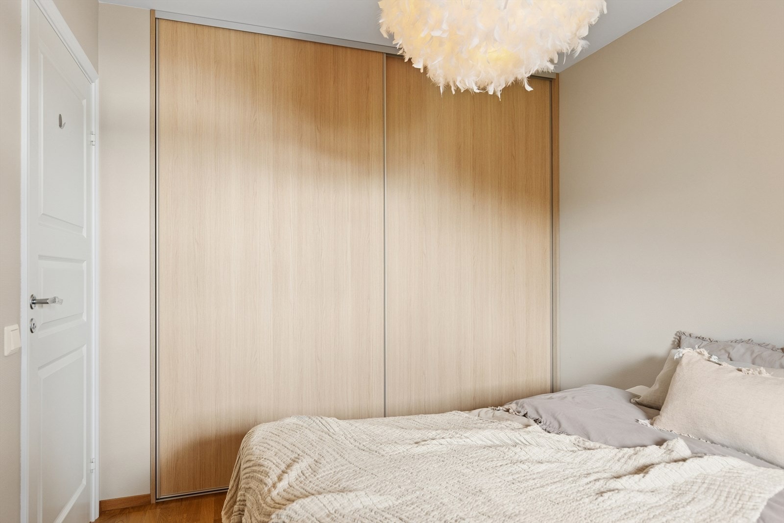 Rommet har god plass til dobbeltseng. Praktisk skyvedørsgarderobe som gir rikelig med oppbevaringsplass. Galleribilde