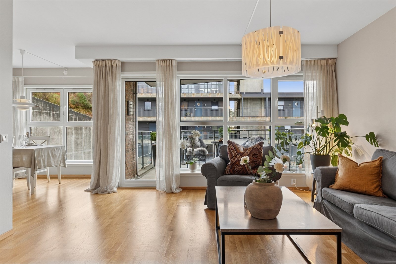 De store vinduene slipper inn rikelig med naturlig lys, noe som gjør leiligheten lys og trivelig. Galleribilde