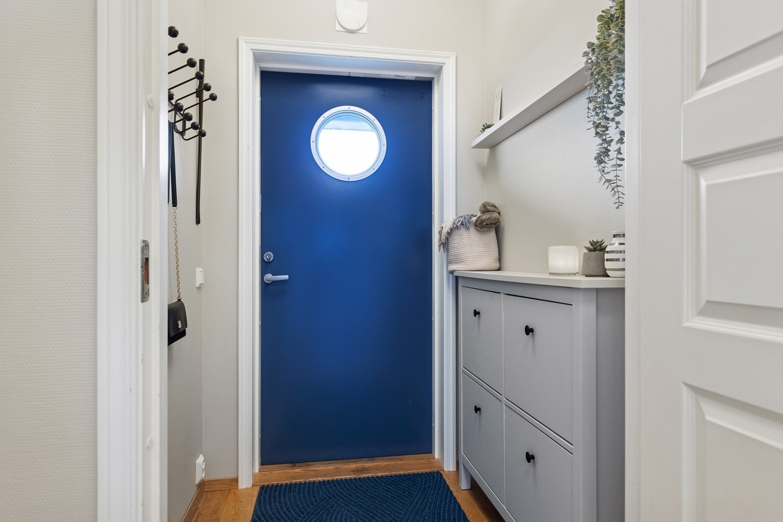 Romslig og lys gang med god plass til å henge av seg yttertøy, sko, etc. Galleribilde