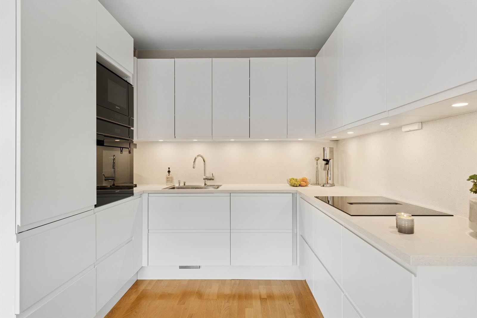 Det tilbys svært god benkeplass og skuffe-/skapplass - Perfekt for hobbybakeren eller -kokken! Galleribilde