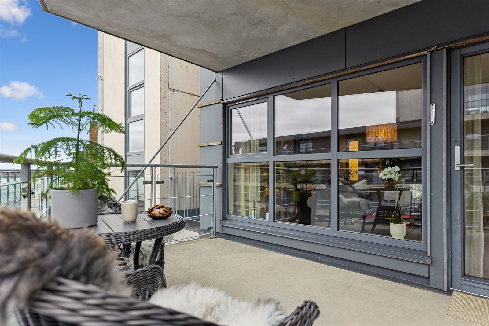 Nyt kaffekoppen på den romslige terrassen. God plass til sittegruppe og dekor, med skjermet og trivelig uteområde. Galleribilde