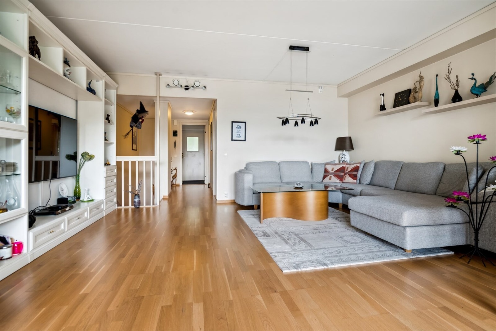 Øverste etasje inneholder: Kjøkken, stue, spisestue, WC og flott balkong mot sørvest Galleribilde