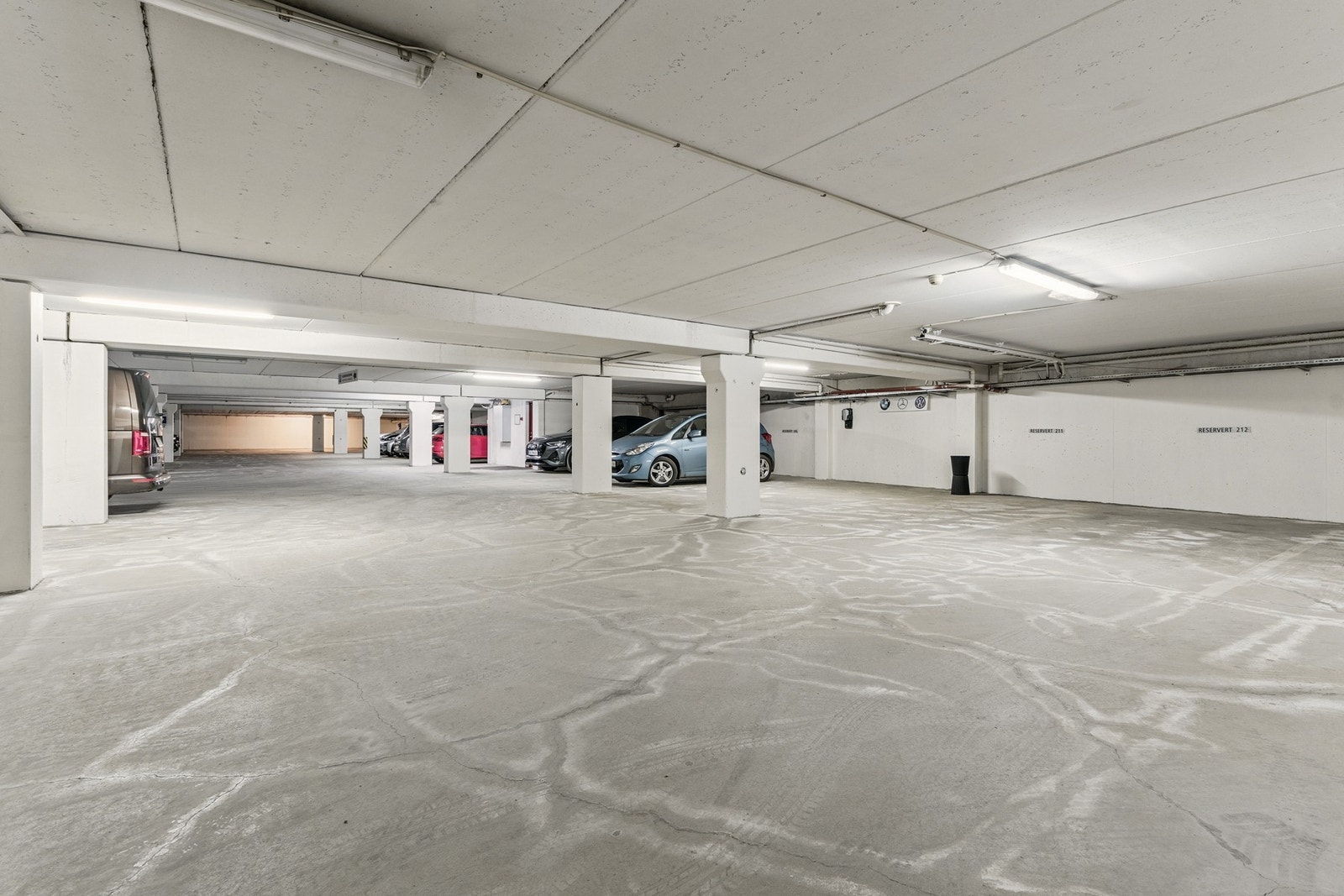 Garasjeplass i felles garasjekjeller. Galleribilde