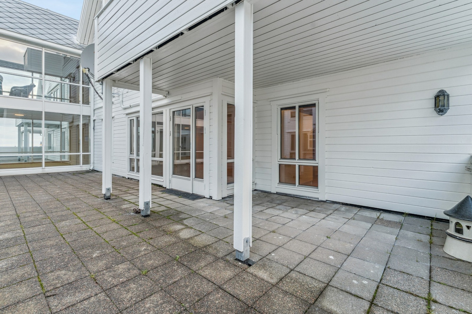 Terrasse. Det som er overbygd hører til denne leiligheten, resten er fellesareal. Galleribilde