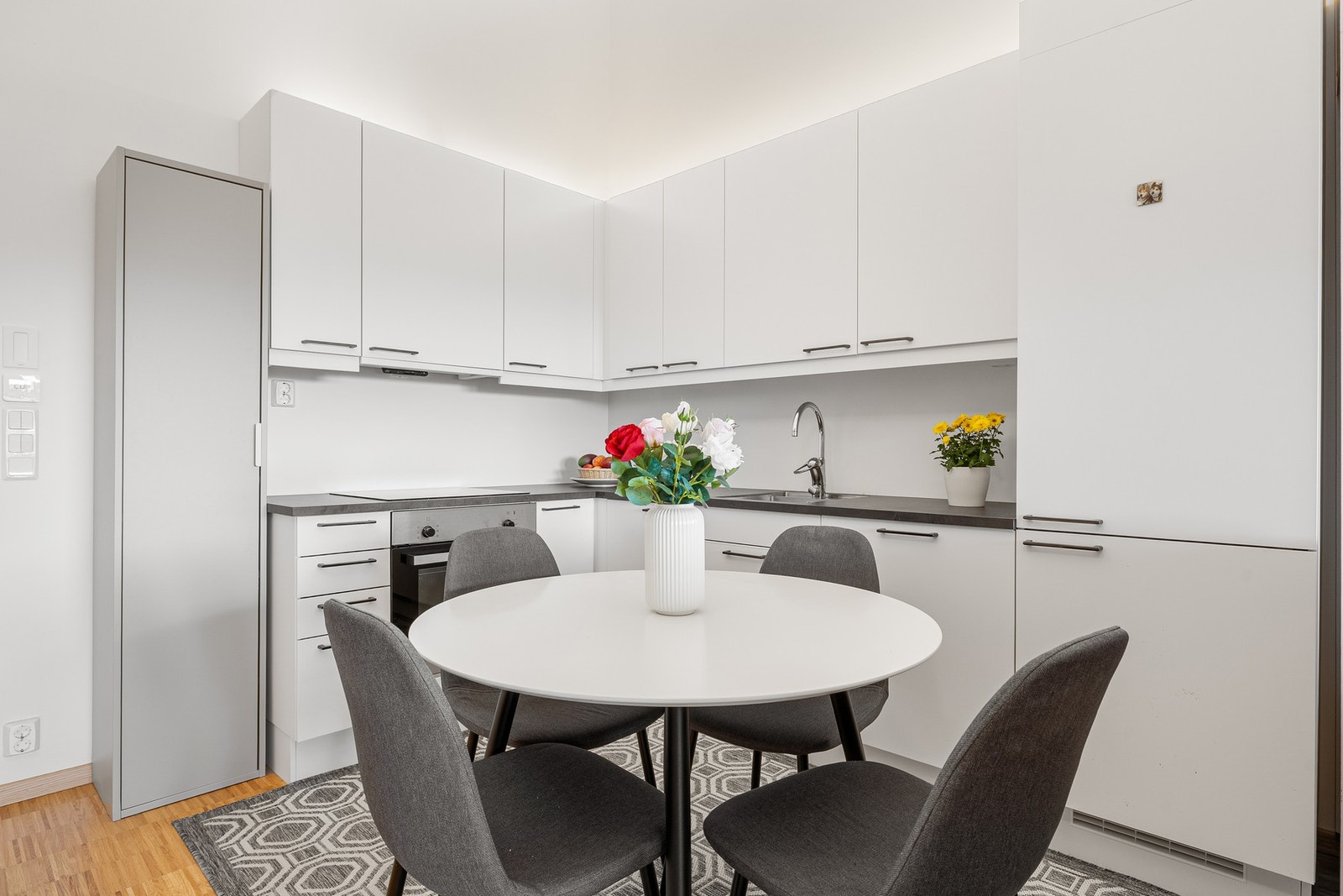 I tilknytning til kjøkkenet er det god plass til et spisebord. Her kan du nyte frokosten med ferske bakevarer fra Rosenborg Bakeri, et steinkast fra leiligheten. Galleribilde