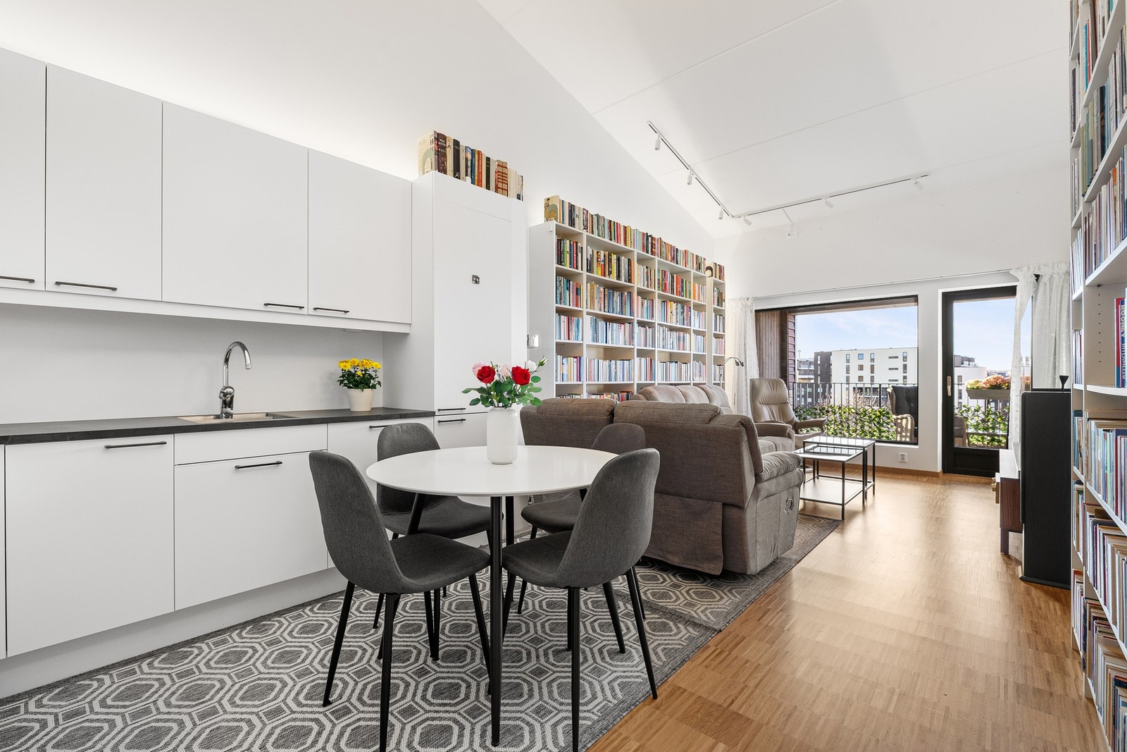 Her kan du forvente moderne fasiliteter som vannbåren gulvvarme, balansert ventilasjon, parkeringsplass i kjeller og heisadkomst. Galleribilde