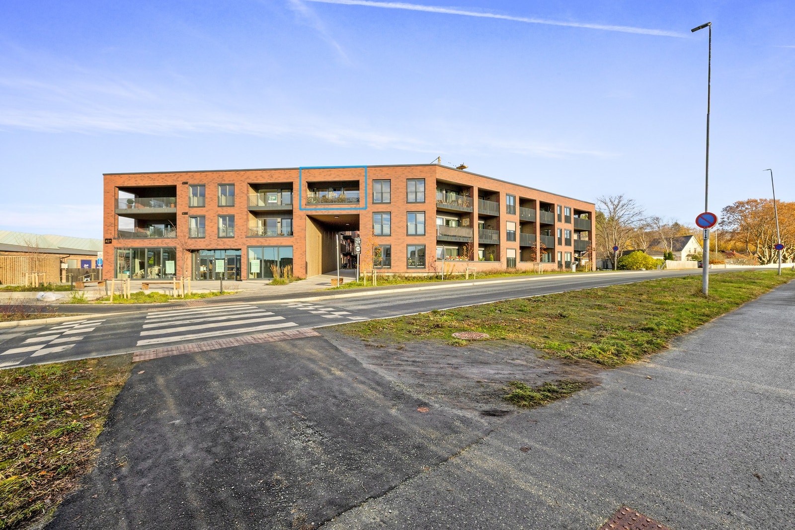 Leilighetens beliggenhet er markert med blå ramme. Her har du en tilnærmet ny 3-roms toppleilighet på populære Gartnersletta i et sentrumsnært men like fult tilbaketrukket boligområde. Galleribilde