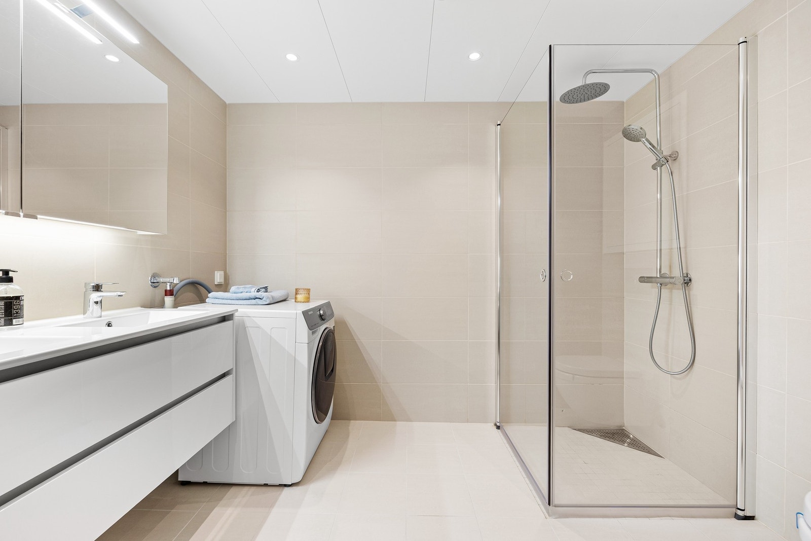 Badet er innredet med plassbesparende og innfellbare dusjvegger i glass, veggmontert WC samt elektriske varmekabler i gulv. I tillegg er det verdt å nevne at badet er vurdert til TG0 i alle punkter i tilstandsrapporten! Galleribilde