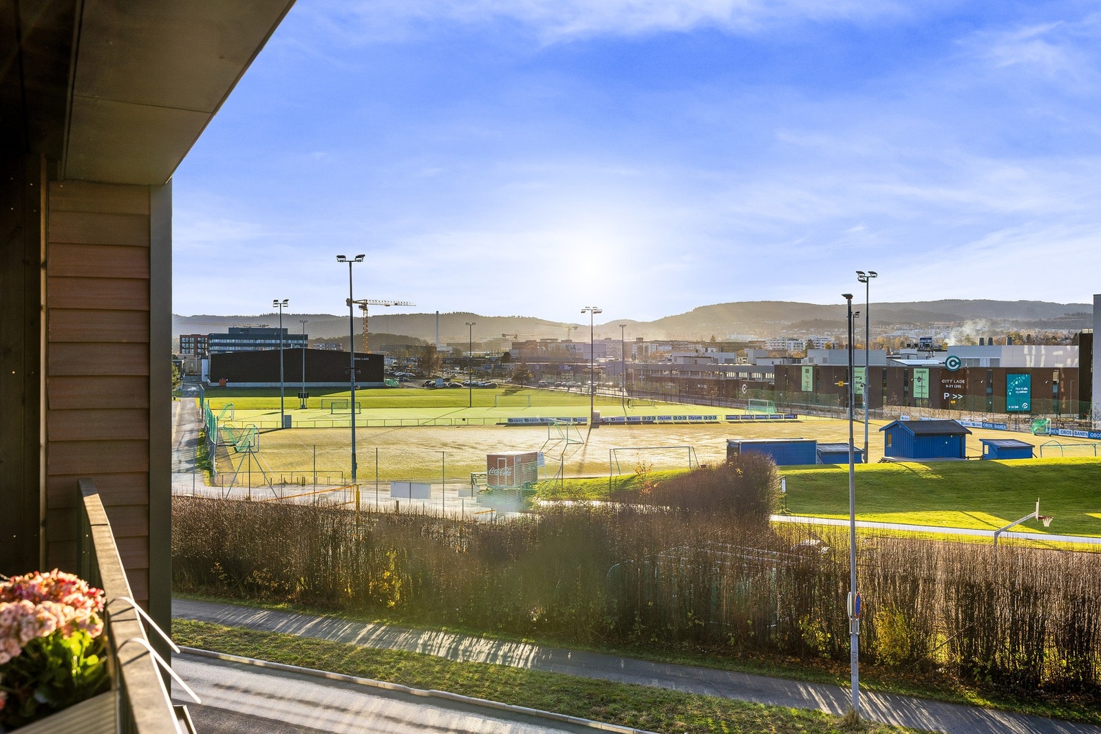 Fra leiligheten er det kort avstand til "alt" du trenger i hverdagen. Ladetorget med bl. annet bakeri, kiosk, apotek og dagligvare har du som "nærmeste nabo". Videre finner du kjøpesentere, treningsentre, turstier mm. i umiddelbar nærhet. Galleribilde