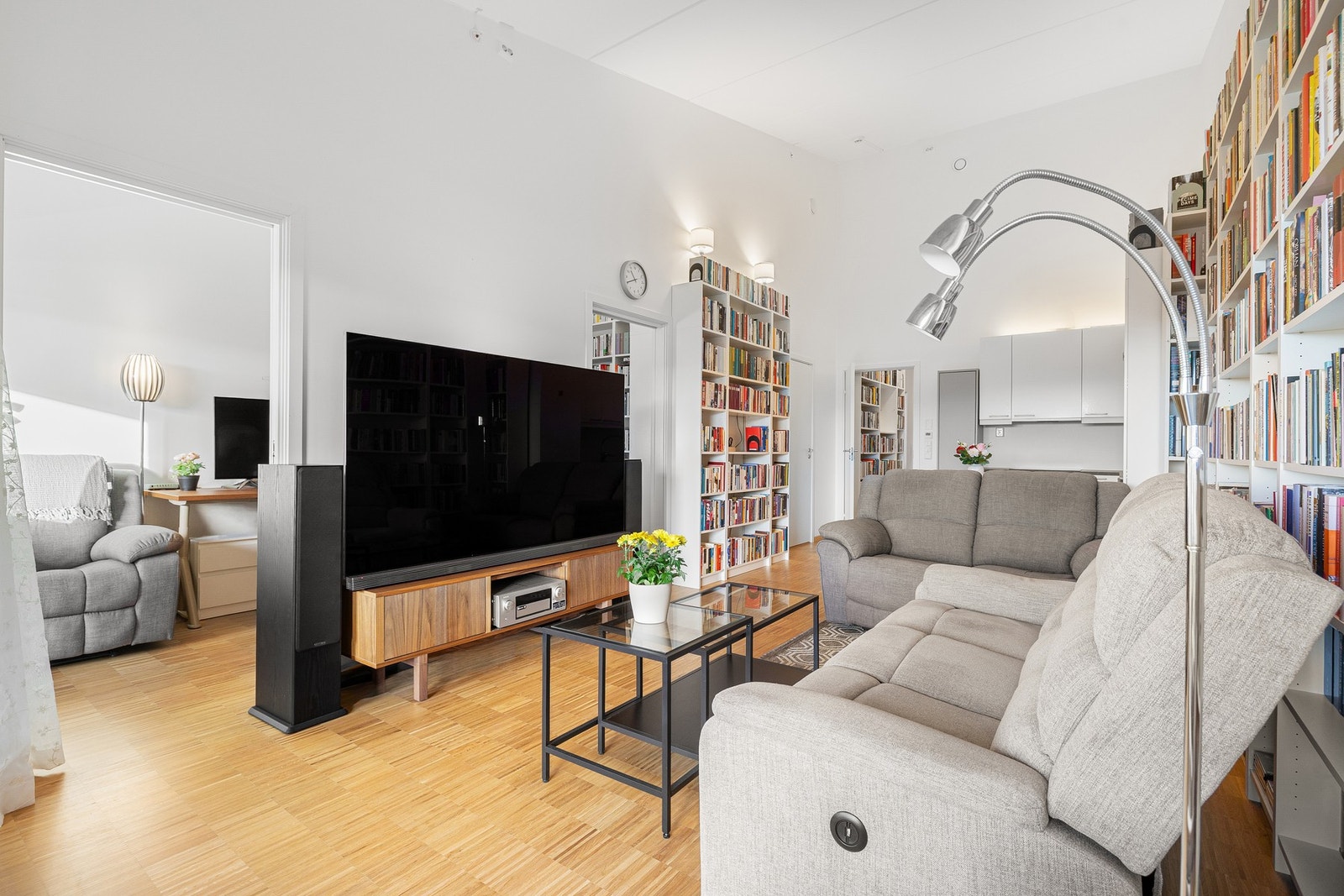 Fra stuen har du adkomst til leilighetens hovedsoverom, som er romslig og utstyrt med to praktiske skyvedører. Galleribilde