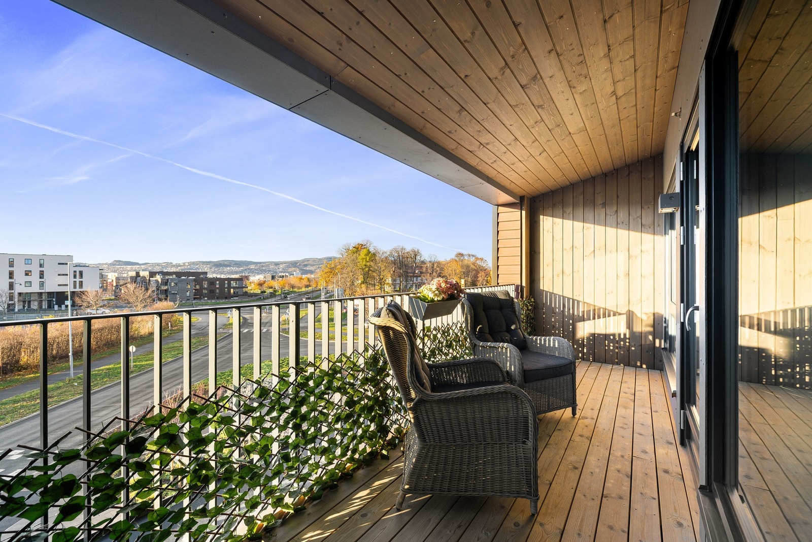 EiendomsMegler 1 v/ Mads Larsen har gleden av å ønske velkommen til Lade alle 42 C - En luftig, innbydende og tilnærmet ny 3 roms selveierleilighet med en uvanlig bra takhøyde og parkering i kjeller! Foto: Pholio, (Julian Nonstad). Galleribilde