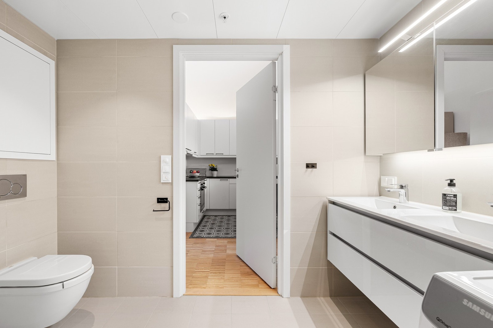 Meget innbydende og stilrent bad målt til 5,5 kvm. Flislagt gulv og vegger, samt dobbel servant, romslig speilskap og gode oppbevaringsløsninger. Galleribilde