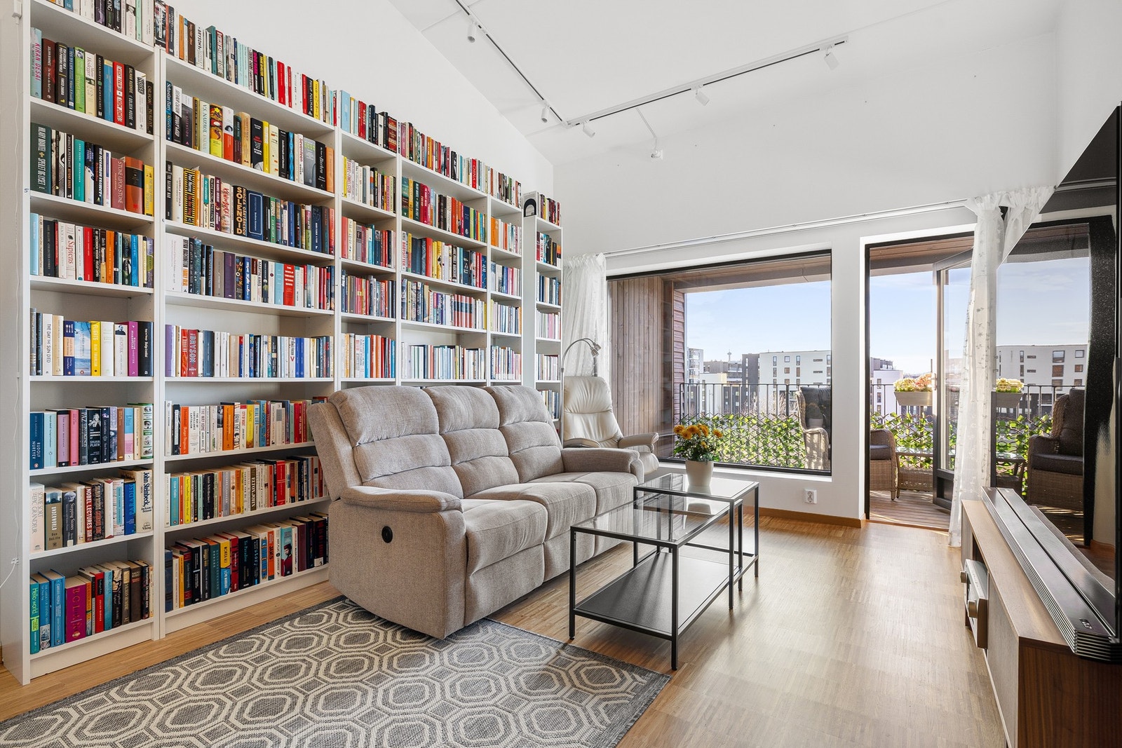 Bygget er oppført i 2024 og leiligheten består av stue/kjøkken, bad, 2 soverom, balkong, intern og ekstern bod, samt parkeringsplass i byggets felles kjeller! Galleribilde