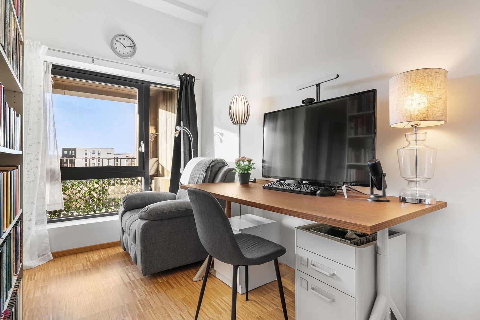 Leilighetens hovedsoverom måler hele 10,4 kvm. I likhet med resten av leiligheten har rommet god takhøyde, noe som gir en lys og luftig atmosfære. Galleribilde