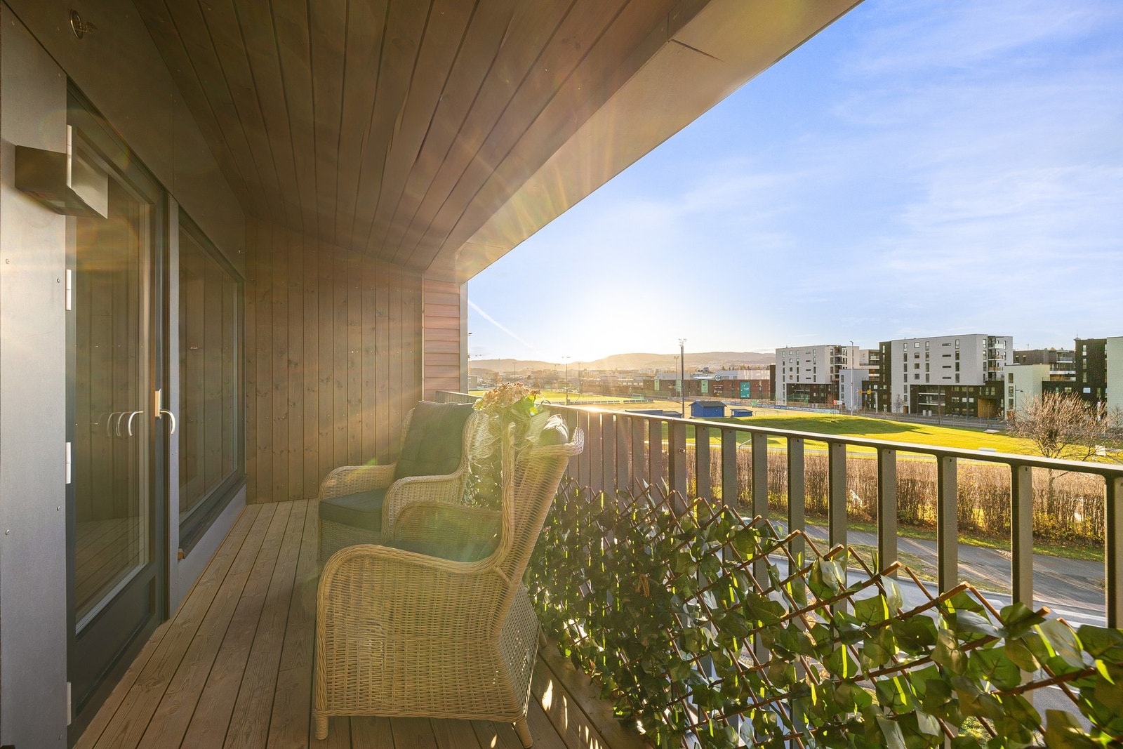 En av leilighetens fremste kvaliteter er den solrike balkongen som måler hele 9,4 kvm. Her har man godt med plass til utendørsmøblement. Perfekt på sommerhalvåret! Galleribilde