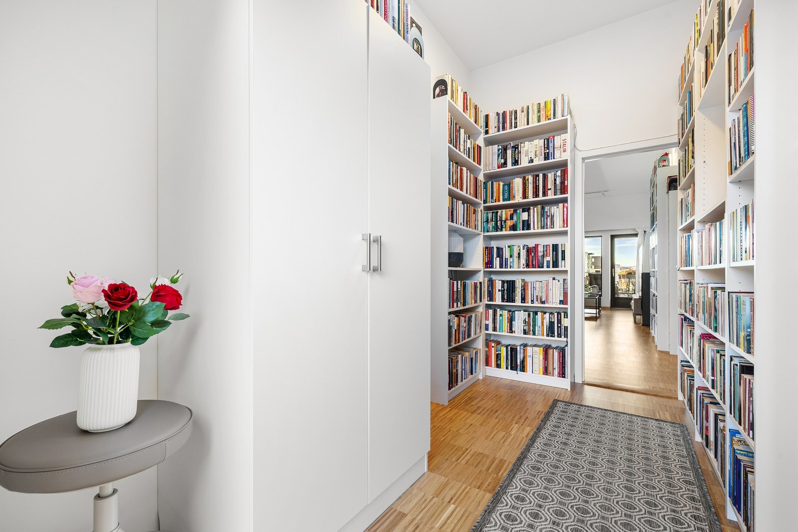 Velkommen inn! Når du kommer inn i leiligheten har du en romslig entré/gang på hele 7,1 kvm. Godt med plass til oppheng av yttertøy, oppbevaring av sko og øvrige oppbevaringsløsninger. Galleribilde