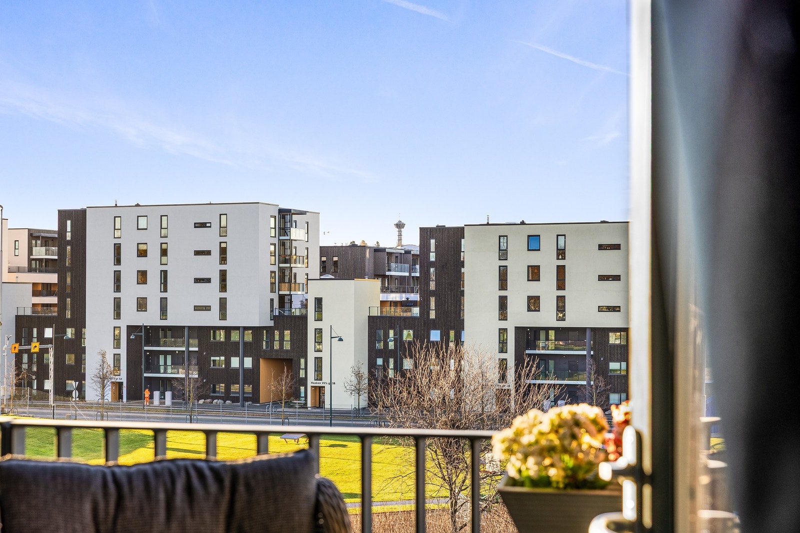 Det er verdt å nevne at leiligheten befinner seg i et område med fantastisk kulturlandskap med Ringve Botaniske hage og Lade gård "i bakgården". Galleribilde
