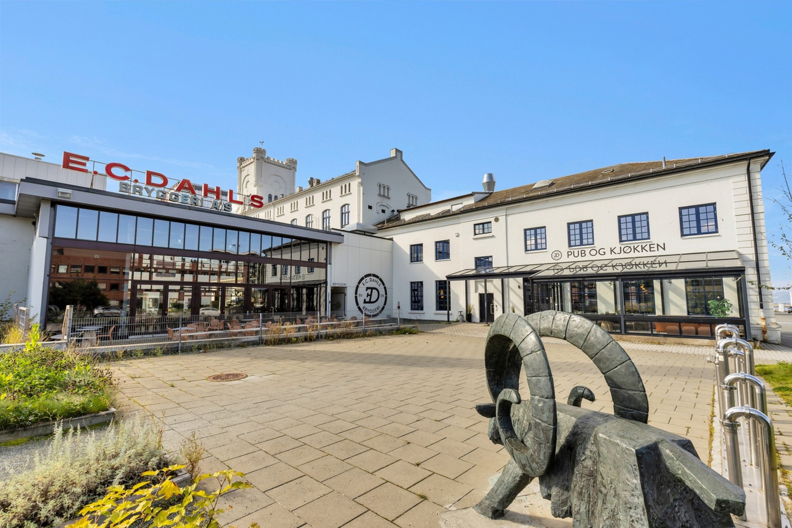 På Lade har du også et bredt utvalg av restauranter. EC Dahls PUB og Kjøkken ligger ikke lange gåturen fra leiligheten. Videre finner du utallige muligheter på Solsiden og videre inn i Midtbyen. Galleribilde
