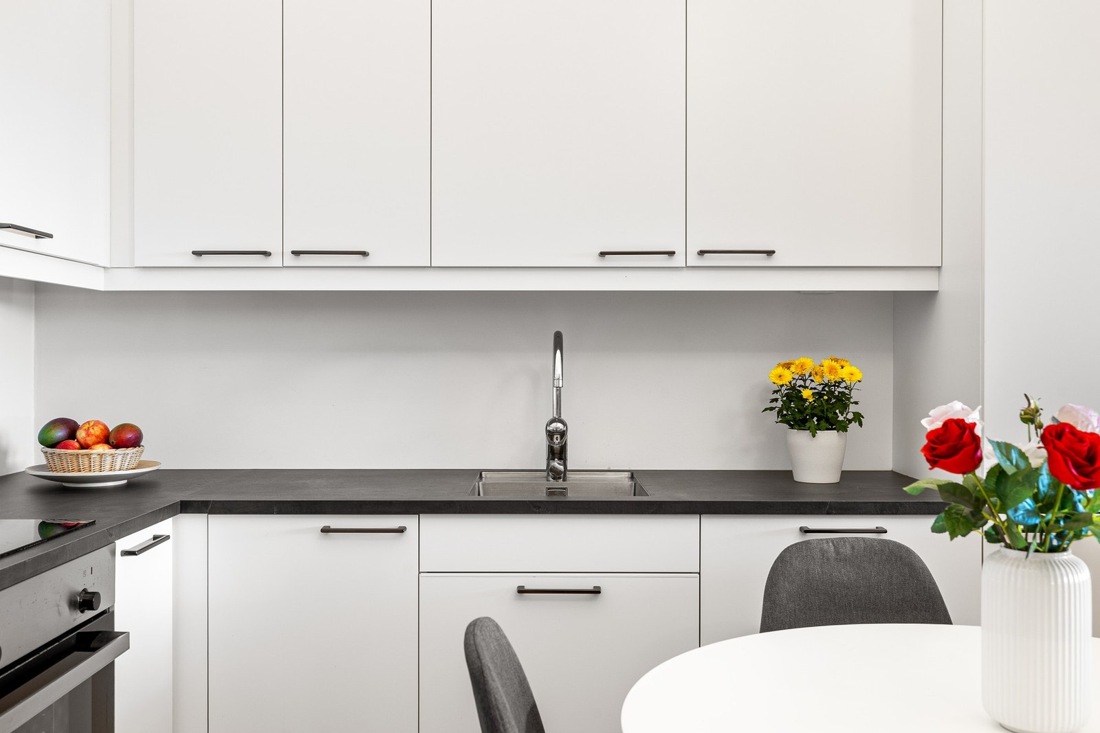 De integrerte hvitevarene medfølger i handelen og inkluderer platetopp, stekeovn, oppvaskmaskin og kjøl/fryseskap. Galleribilde