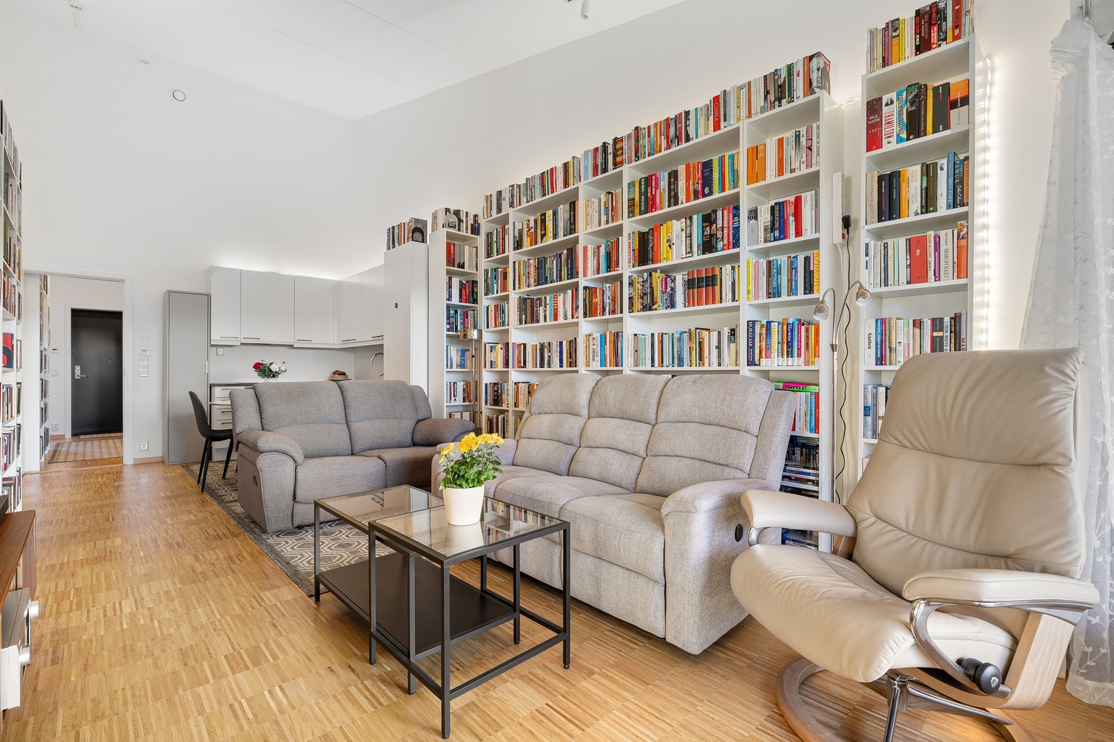 Stue/kjøkken-området har en åpen løsning målt til 24,5 kvm. Dette i kombinasjon med den uvanlig gode takhøyden, gjør opplevelsen i leiligheten både luftig og åpen. Galleribilde