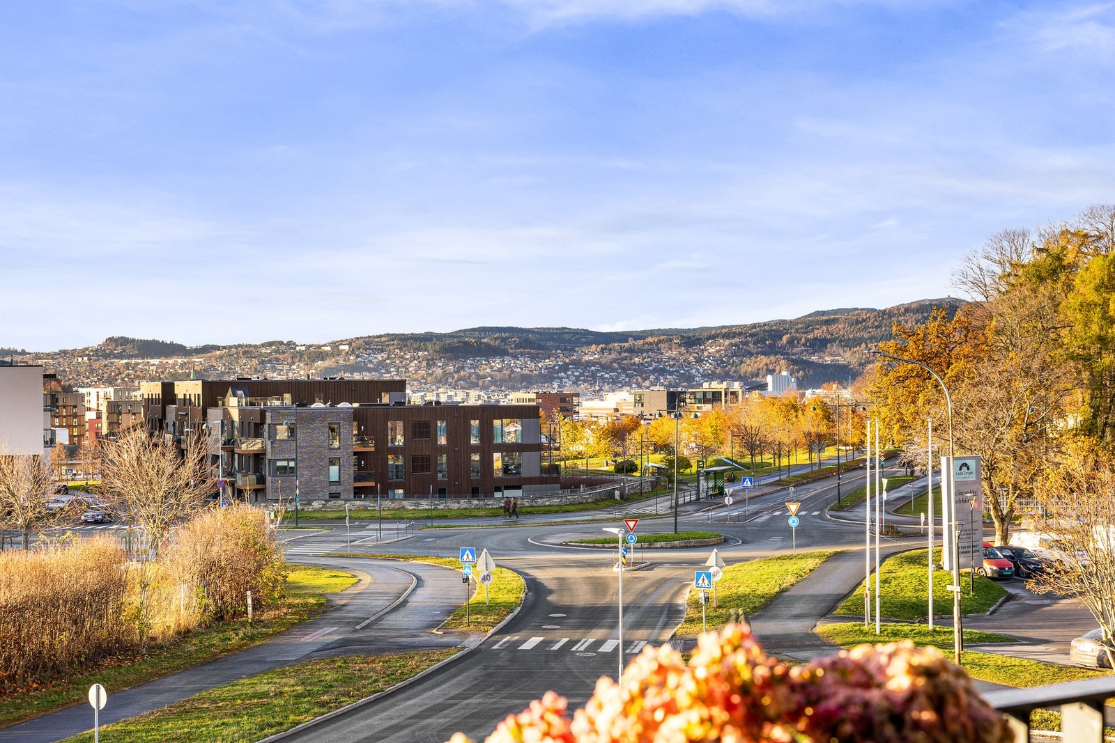 Gartnersletta ligger i et fantastisk kulturlandskap. I umiddelbar nærhet finner du bussholdeplasser, og ikke mange minutters gange unna finner du både Leangen og Lilleby togstasjon. Galleribilde