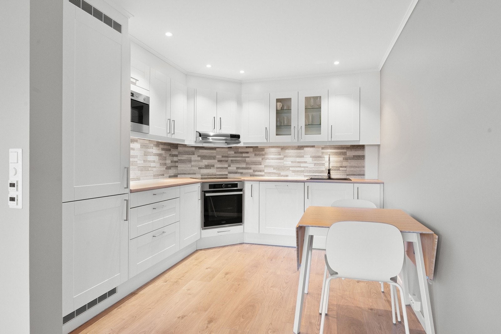 Lekkert kjøkken fra 2019 fra Mesterkjøkken med integrerte hvitevarer. Galleribilde