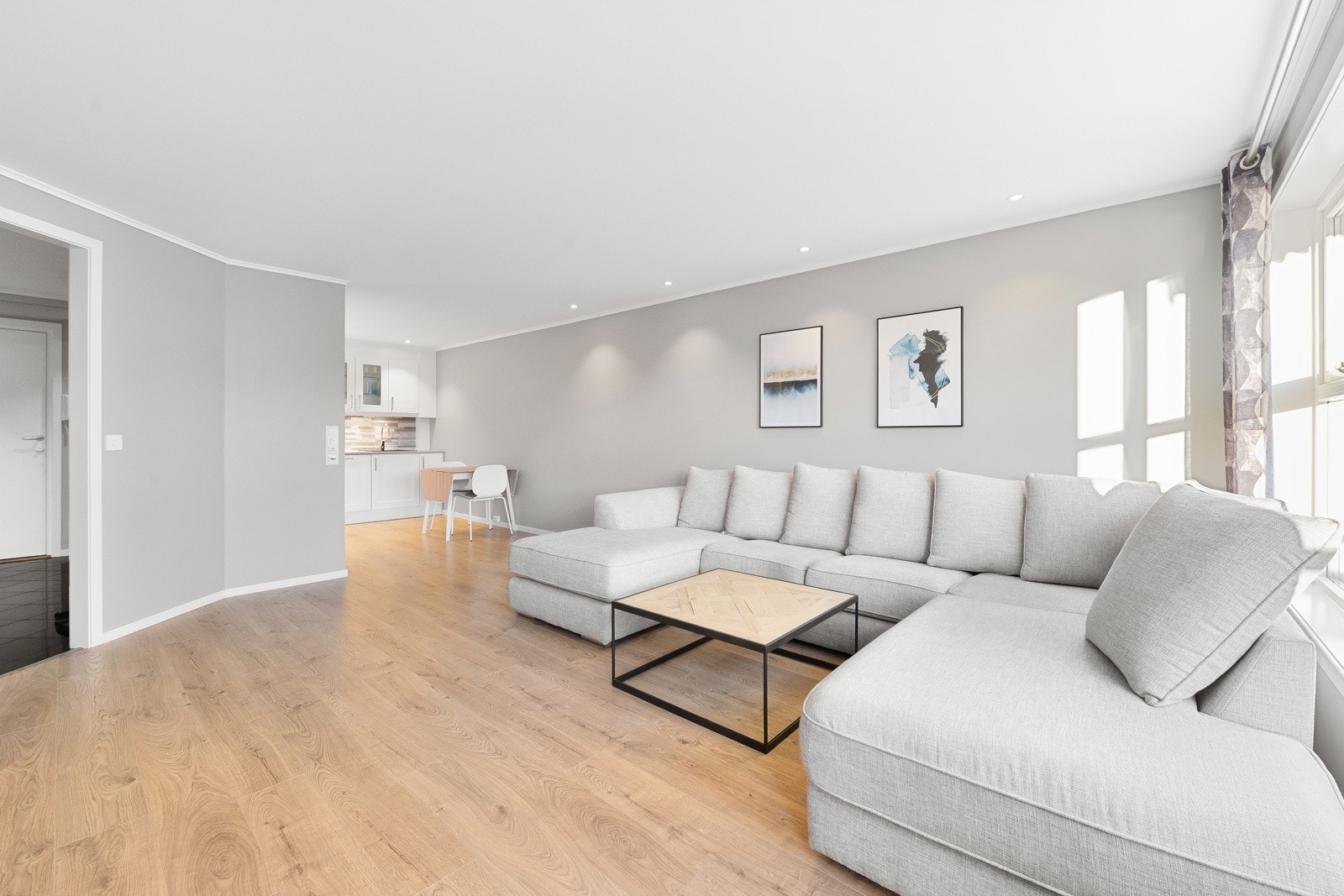 Åpen løsning gir en romslig og lys atmosfære. Galleribilde